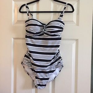Black and white stripe swimsuit (NEW)